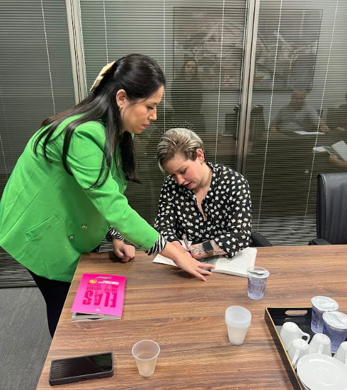 Silvana Santos autografando o próprio livro durante um encontro com leitores